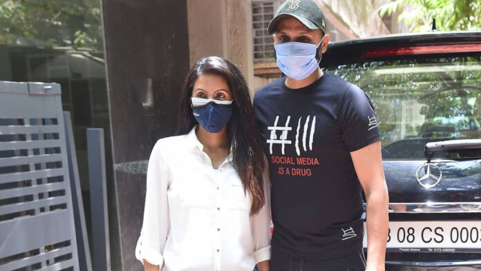 Mom-to-be Geeta Basra spotted outside clinic in Mumbai.  See video |  Outside the clinic, Geeta Basra was seen flaunting baby bump, husband Harbhajan Singh was also seen together