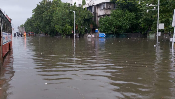 Video: several places water logged in Mumbai in the first rain of monsoon, watch video |  Mumbai water-watered in the first rain of monsoon